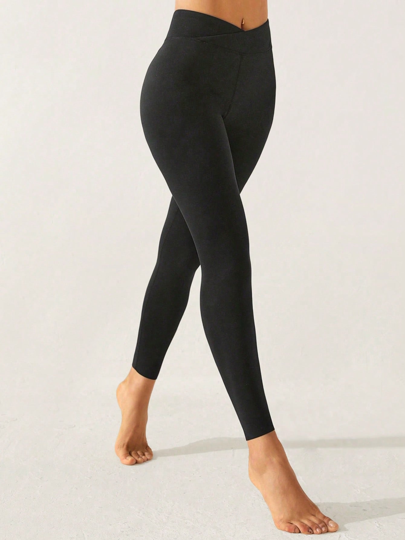 Legging Feminina Cós Transpassado – Conforto e Estilo em Movimento Cor: Preto liso – básico, elegante e indispensável no guarda-roupa esportivo.