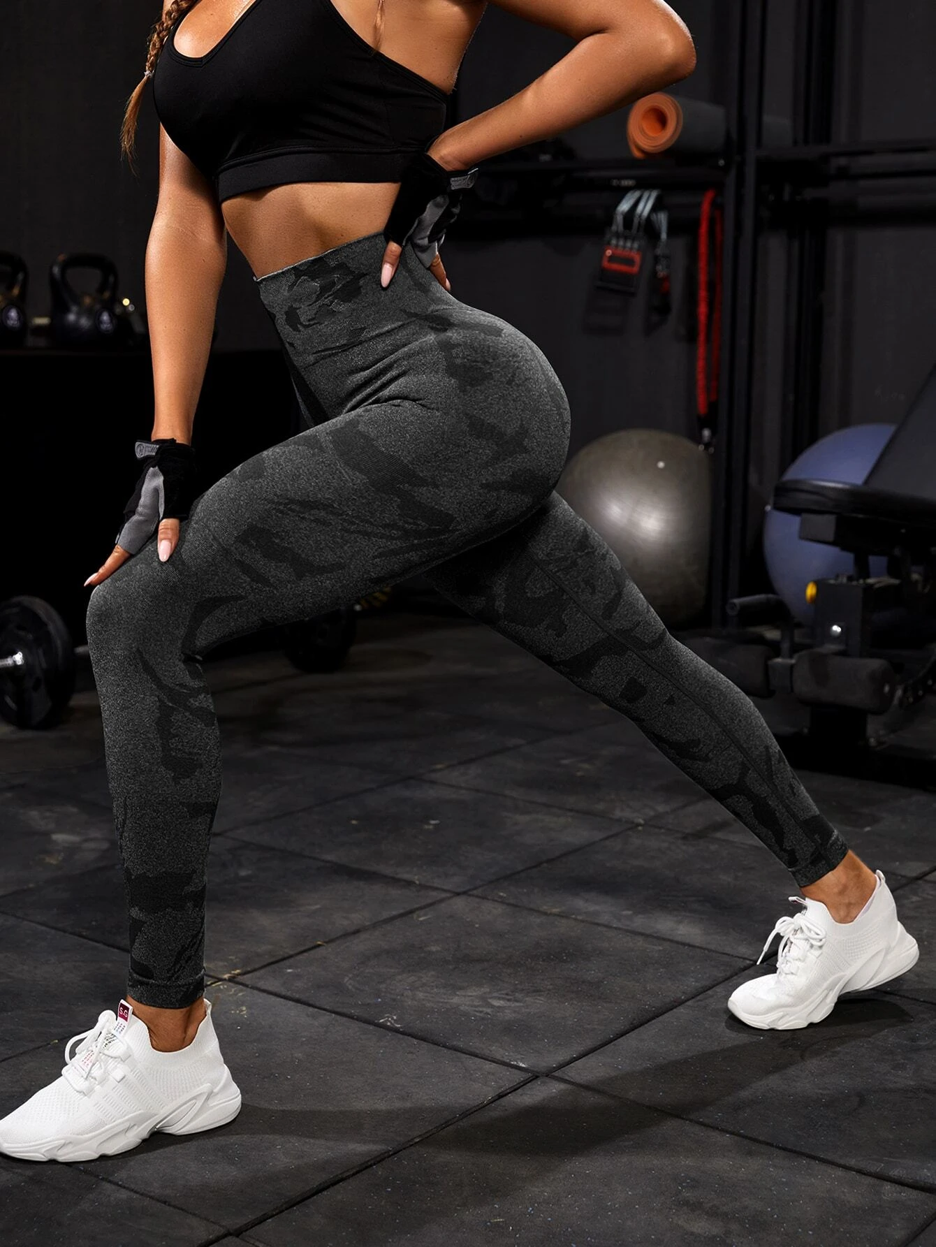 Legging Feminina Estampada Powerista Cor: Preto com estampa camuflada em tons escuros, proporcionando um visual moderno e discreto.