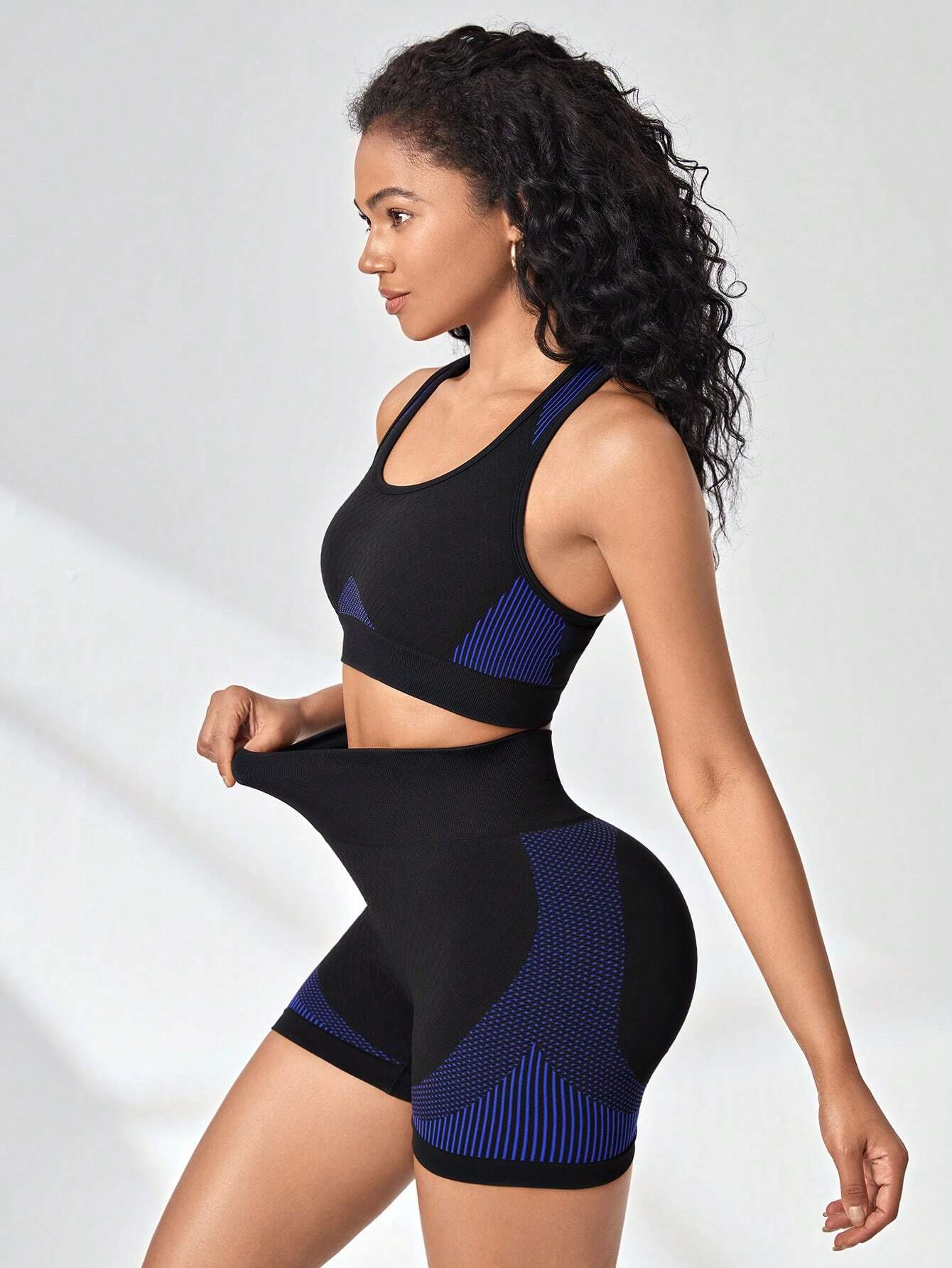 Conjunto Esportivo Feminino com Detalhes em Azul Royal